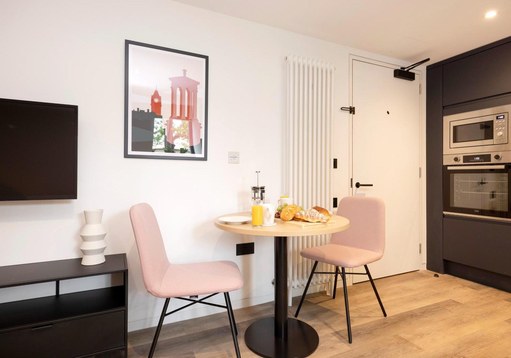 Charming Studios Near Holyrood Park & Calton Hill 에든버러 객실 사진